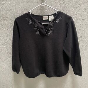 ❤️‍🔥3/$27❤️‍🔥Petite Black Embroidered Henley Top - Size M Petite - EUC